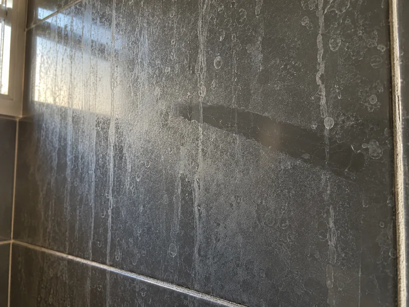 Azulejo com camada opaca e marcas de água escorrida