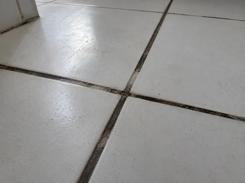 Piso claro sem brilho com rejunte escuro
